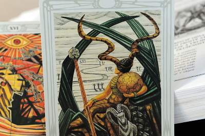 Tarotová karta Královna disků – Crowleyho tarot (Thothův tarot)
