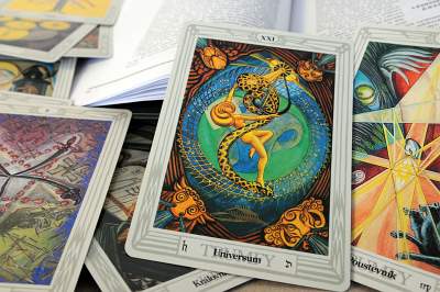 Tarotová karta Universum – Crowleyho tarot (Thothův tarot)