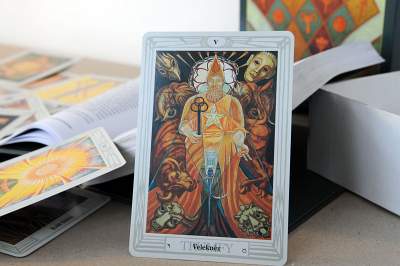 Tarotová karta Velekněz – Crowleyho tarot (Thothův tarot)