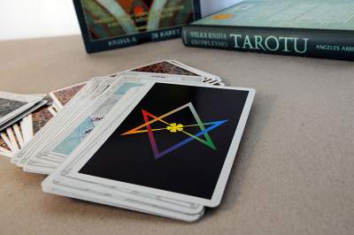 Tarotová karta Černá (hexagram s ružici uprostřed) – Crowleyho tarot (Thothův tarot)