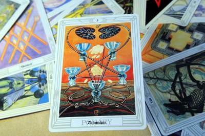 Tarotová karta Pět pohárů – Crowleyho tarot (Thothův tarot)