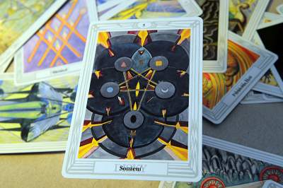 Tarotová karta Pět disků – Crowleyho tarot (Thothův tarot)