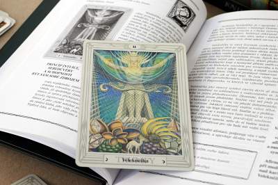 Tarotová karta Velekněžka – Crowleyho tarot (Thothův tarot)